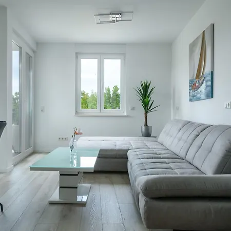 Ma Luxus Nr- 2 Mit Meerblick Und Parkplatz Fuer 2-2 Persone By Interhome Appartement
