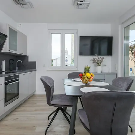 Ma Luxus Nr- 2 Mit Meerblick Und Parkplatz Fuer 2-2 Persone By Interhome Premantura