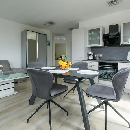 Ma Luxus Nr- 2 Mit Meerblick Und Parkplatz Fuer 2-2 Persone By Interhome Appartement